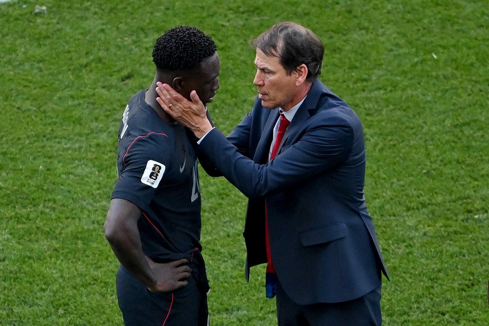 Rudi Garcia, treinador da Bélgica (à direita), consola o atacante Balogun, dos EUA, após a vitória belga nas oitavas de final da Copa do Mundo — Foto: David Ramos/Getty Images via AFP
