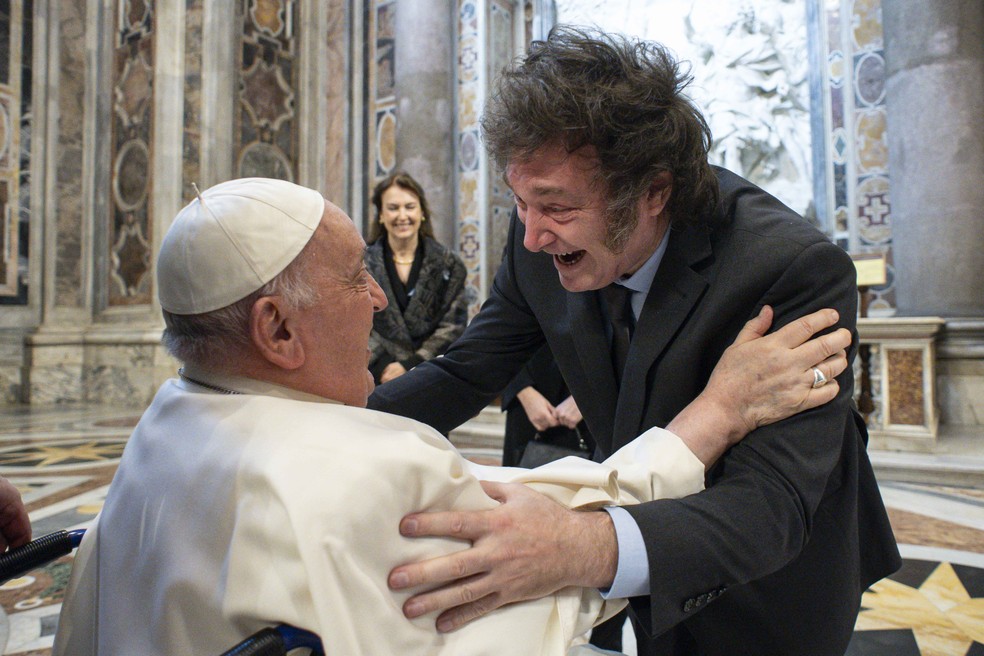 O presidente Javier Milei é recebido pelo Papa Francisco no Vaticano. — Foto: HANDOUT/VATICAN MEDIA/AFP