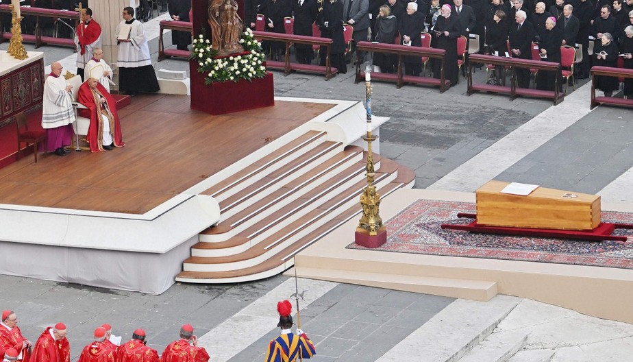 O amigo fiel' da Igreja: Papa Francisco celebra funeral de Bento XVI no Vaticano