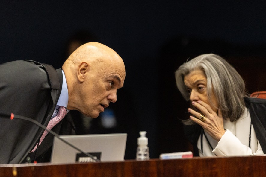 Os ministros Alexandre de Moraes e  Cármen Lúcia no julgamento no Supremo