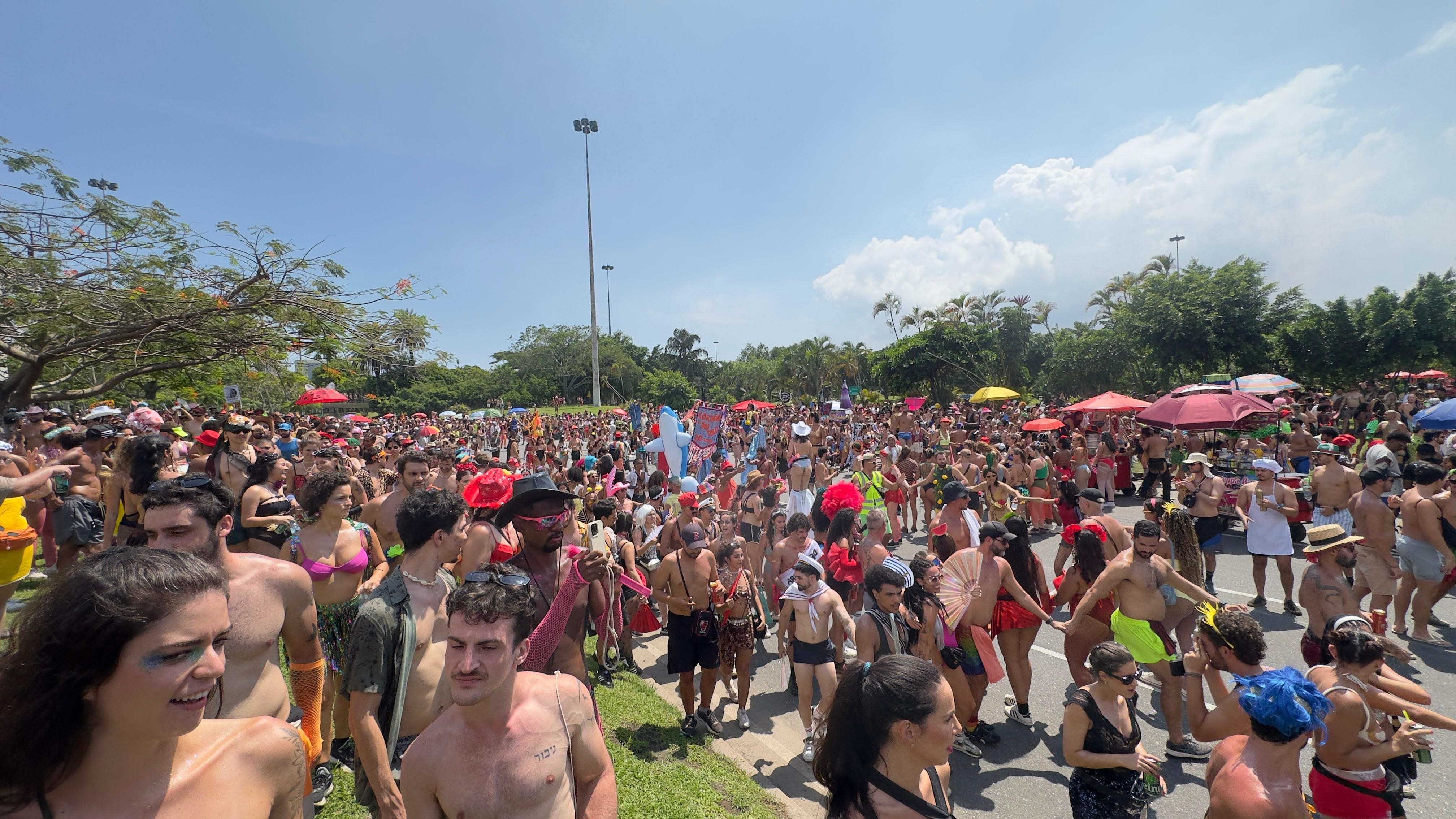 Taxa para publicar edital surpreende blocos de carnaval no Rio