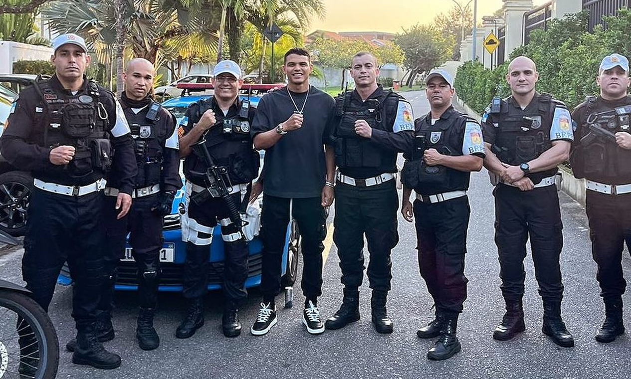 Uma viatura, quatro motos, sete policiais: jogador terá escolta especial para chegar ao Maracanã