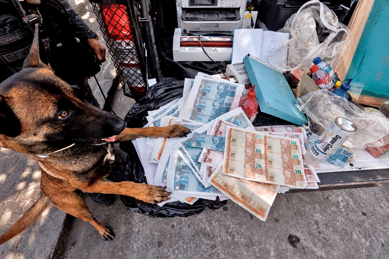 Polícia desmantela gráfica de dinheiro falso no Complexo da Maré