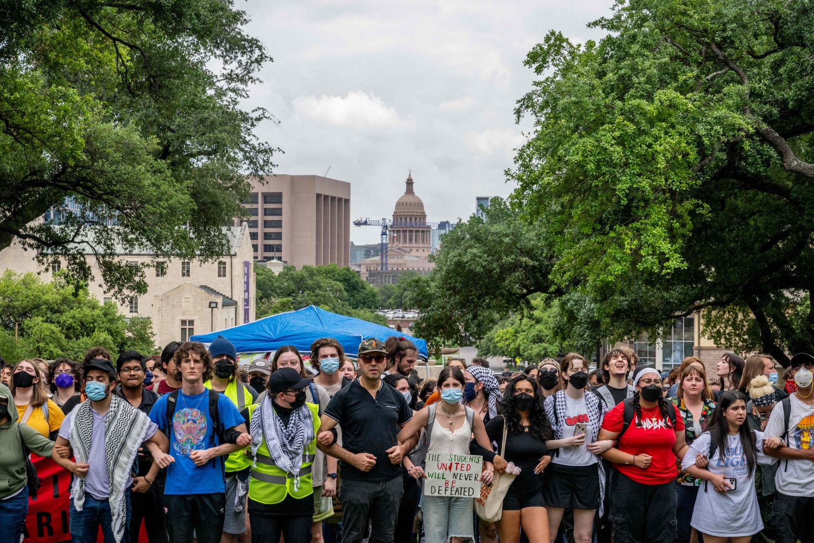 Estudantes se reúnem em protesto pró-palestina na Universidade do Texas, em Austin — Foto: Brandon Bell / GETTY IMAGES NORTH AMERICA / Getty Images via AFP