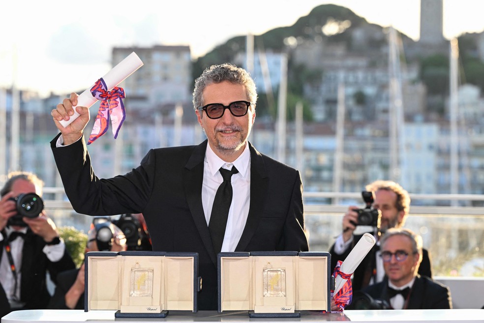 Kleber Mendonça Filhos com prêmios de "O agente secreto" no Festival de Cannes 2025 — Foto: Miguel MEDINA / AFP
