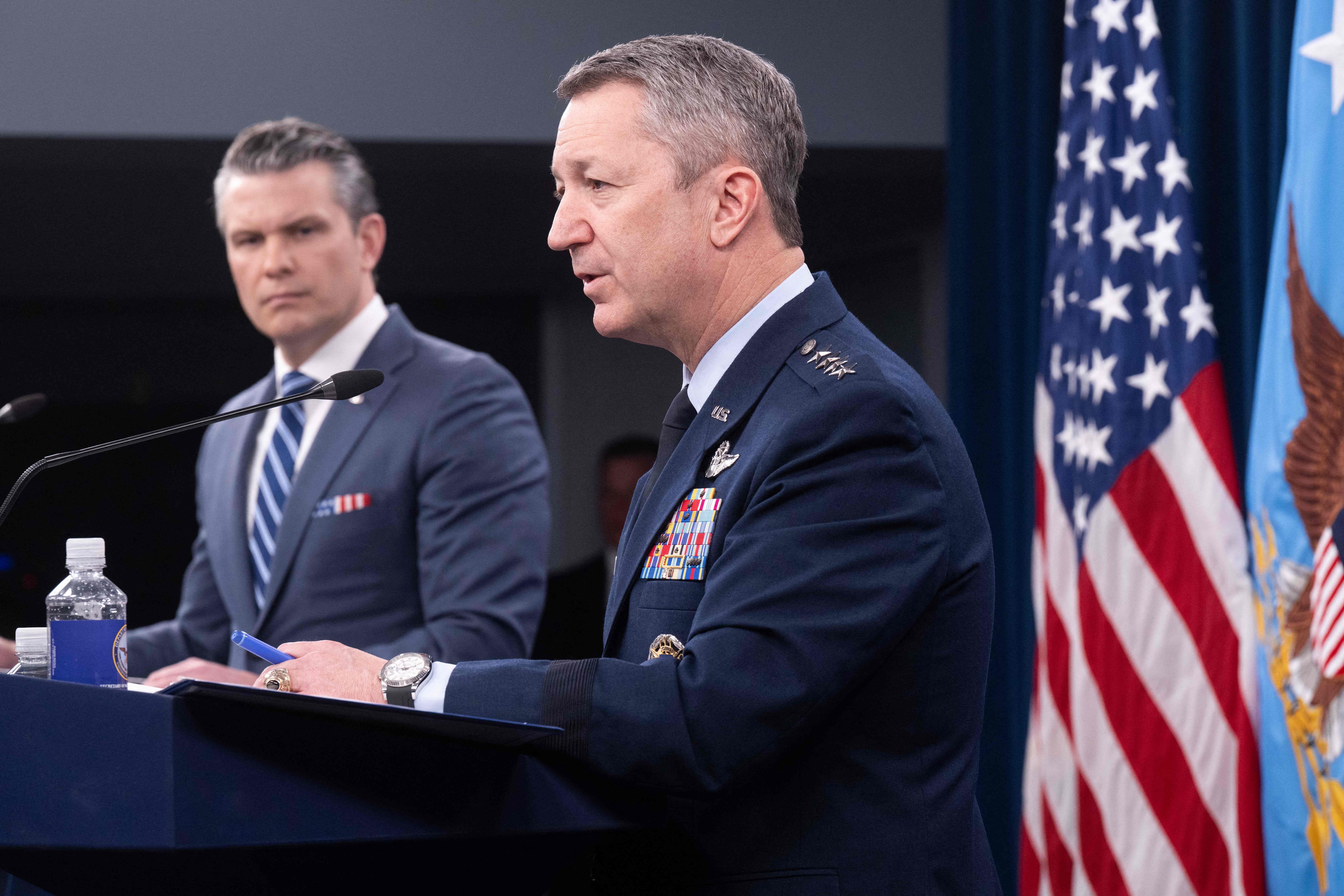 Bloqueio em Ormuz: EUA vão perseguir navios ligados ao Irã além do Oriente Médio, diz general