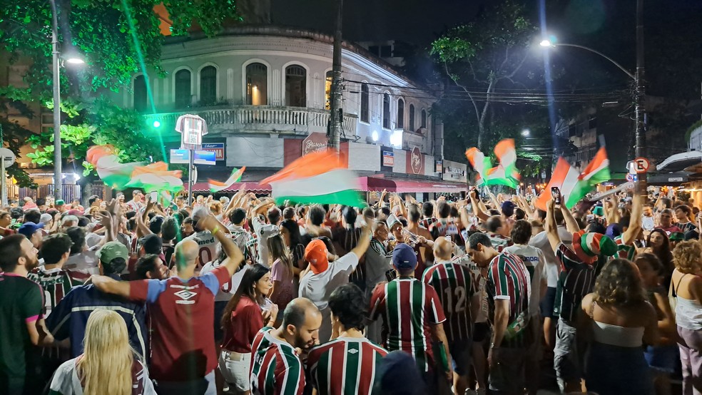 Torcedores do Fluminense comemoram título da Libertadores nas ruas — Foto: Davi Ferreira