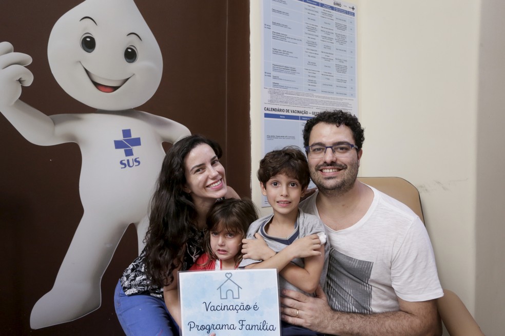 umento de número de casos de síndromes respiratória aguda grave. Flávio El-Kareah, Paula (mãe) , Gabriel e Lívia. — Foto: Marcelo Theobald/ Agência O GLOBO