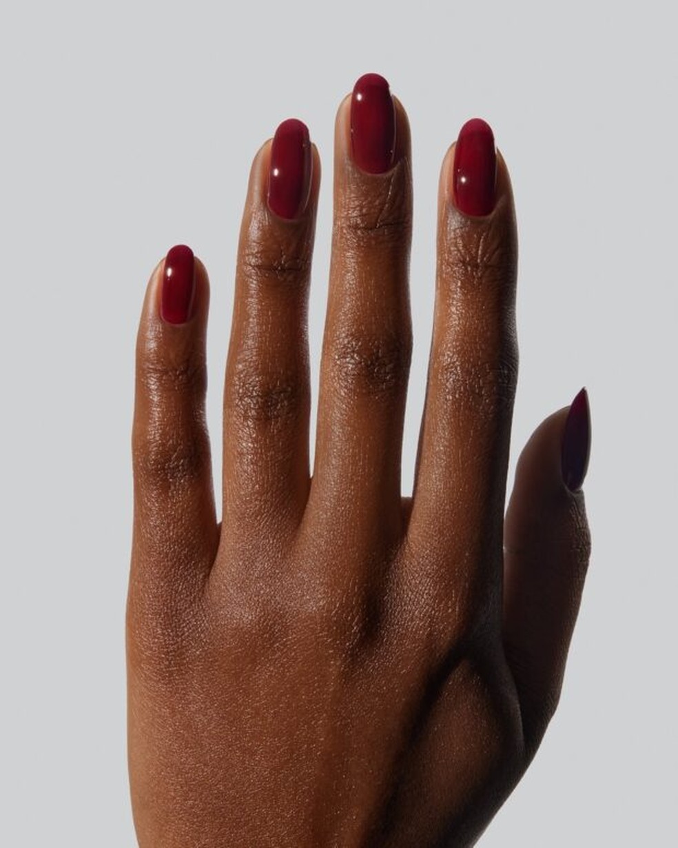 Unhas no tom cereja — Foto: @gelcare.official