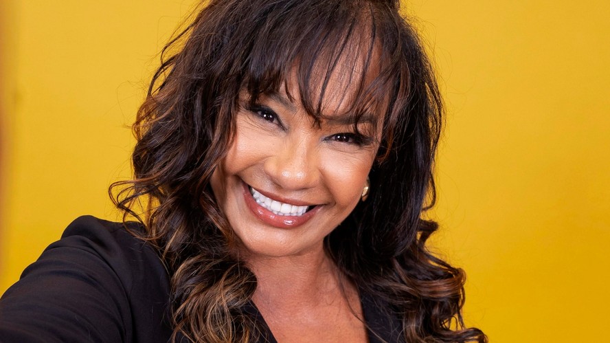 Solange Couto, confinada no BBB 26, detalha cirurgias para reconstrução do umbigo após procedimentos estéticos