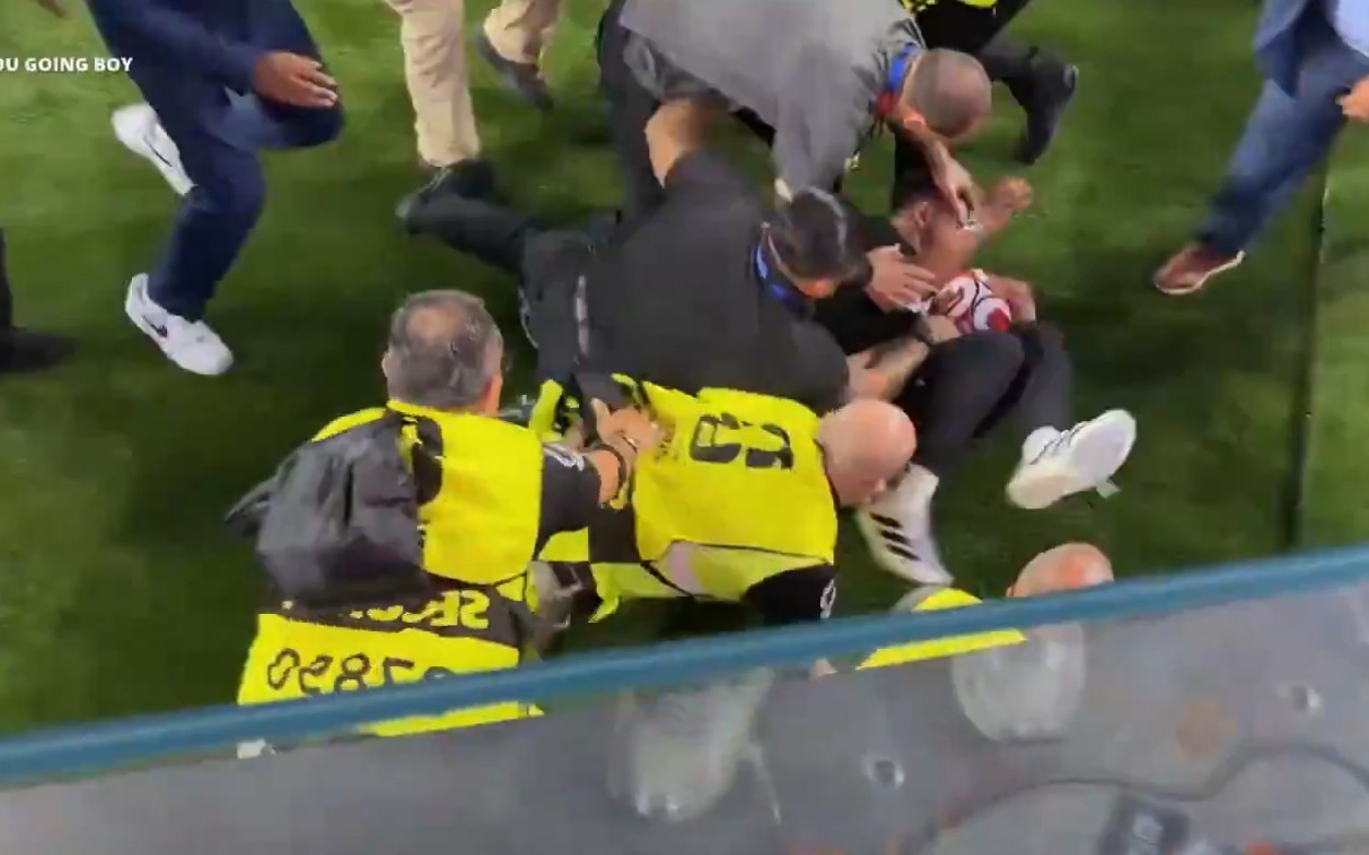 Torcedor tenta invadir gramado após gol dos EUA e causa confusão na abertura da Copa; veja vídeo