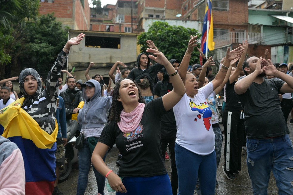 Venezuelanos protestam contra resultado da eleição em favela em Catia, bairro de Caracas — Foto: YURI CORTEZ / AFP