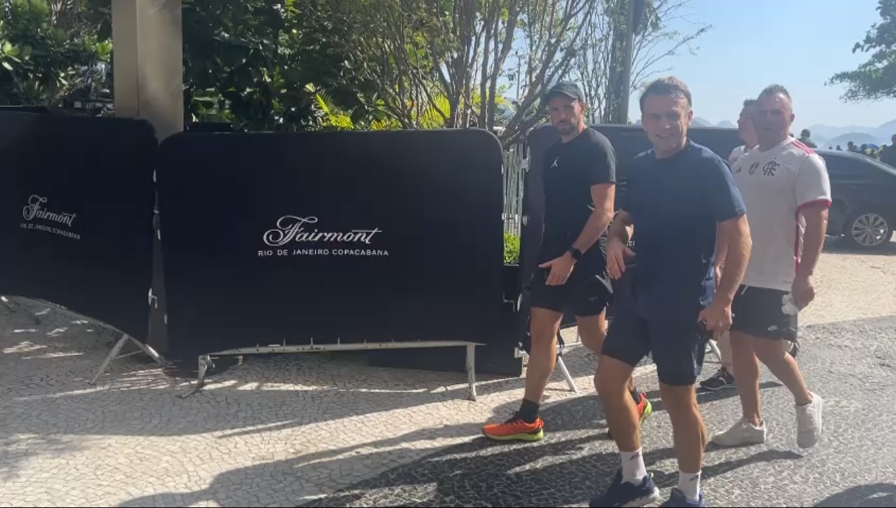 De camiseta e short, Macron madruga para correr na orla de Copacabana