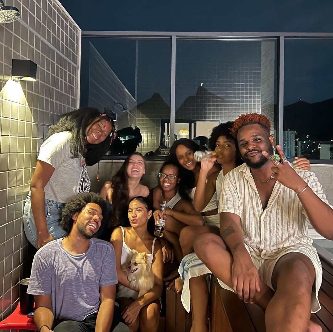 Bella Campos postou foto com amigos e anunciou que superou um quadro de depressão. Em janeiro, ela aproveitou várias festas em Salvador — Foto: Reprodução / Instagram