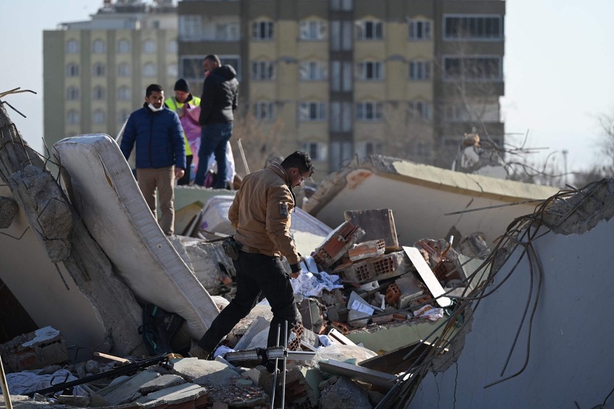 Equipes de resgate realizam operações de busca entre os escombros de edifícios desabados em Kahramanmaras, três dias após um terremoto de magnitude 7,8 atingir o Sudeste da Turquia