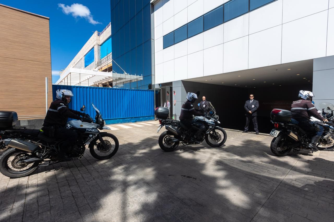 Bolsonaro est&aacute; pronto para cirurgia, que deve durar de 3 a 4 horas, diz m&eacute;dico