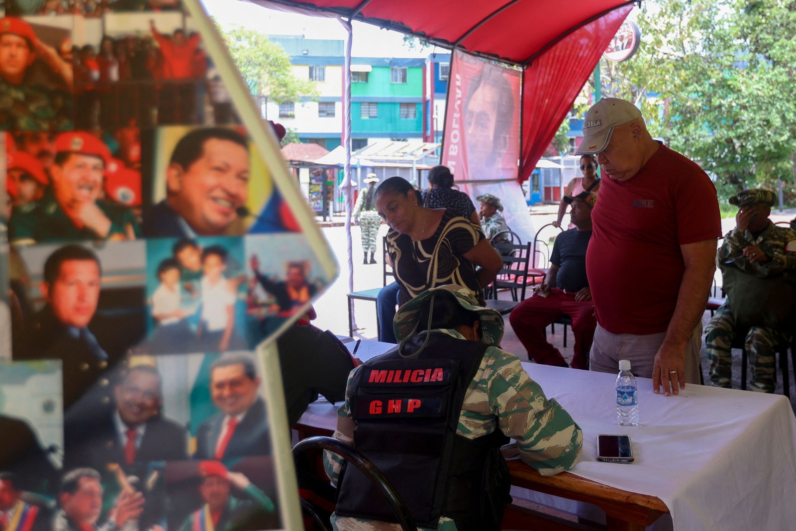 Batizadas de bolivarianas por Chávez, as Forças Armadas venezuelanas não escondem sua politização — Foto: Pedro Mattey/AFP