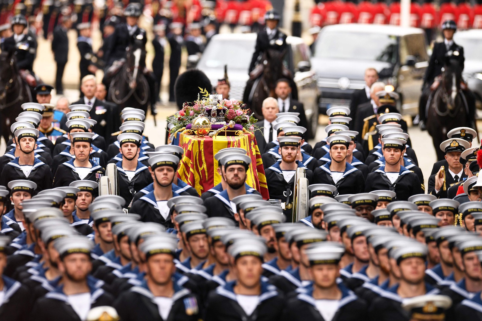 Marinheiros da Marinha Real levam o caixão da Rainha Elizabeth II para a Abadia de Westminster — Foto: Oli SCARFF / AFP