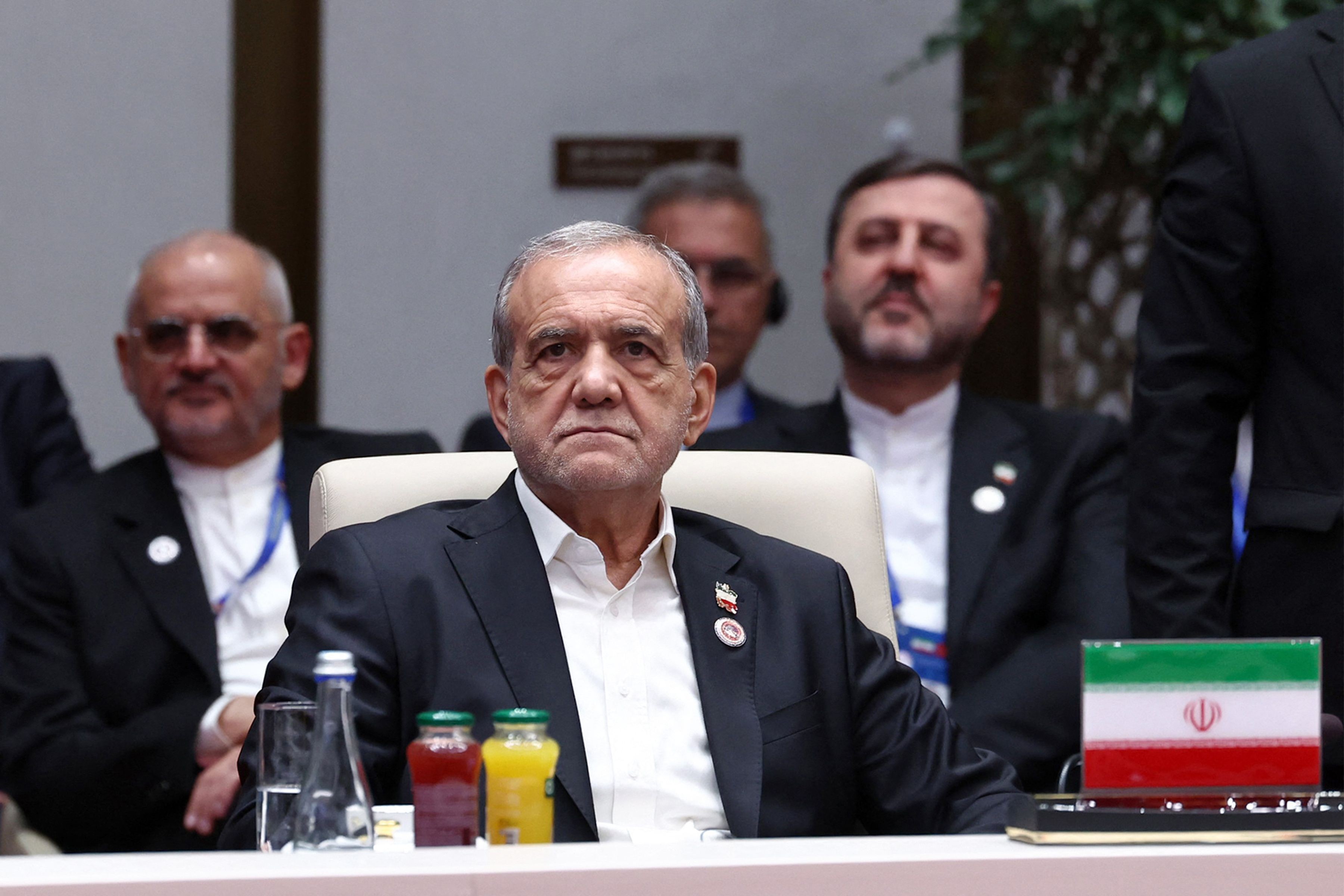 Presidente do Irã propõe reciprocidade imediata caso EUA retornem a acordo, enquanto busca apoio de China e Rússia