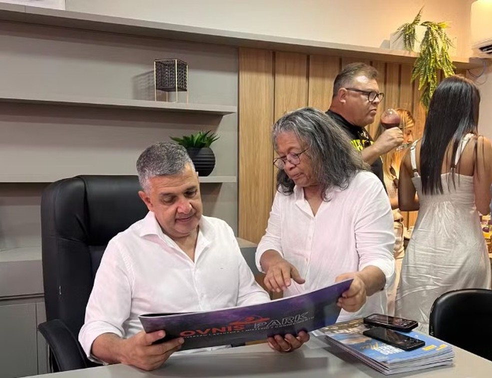 Marlene Mattos apresentando o projeto ao prefeito de Casimiro de Abreu, Ramon Gidalte — Foto: Divulgação