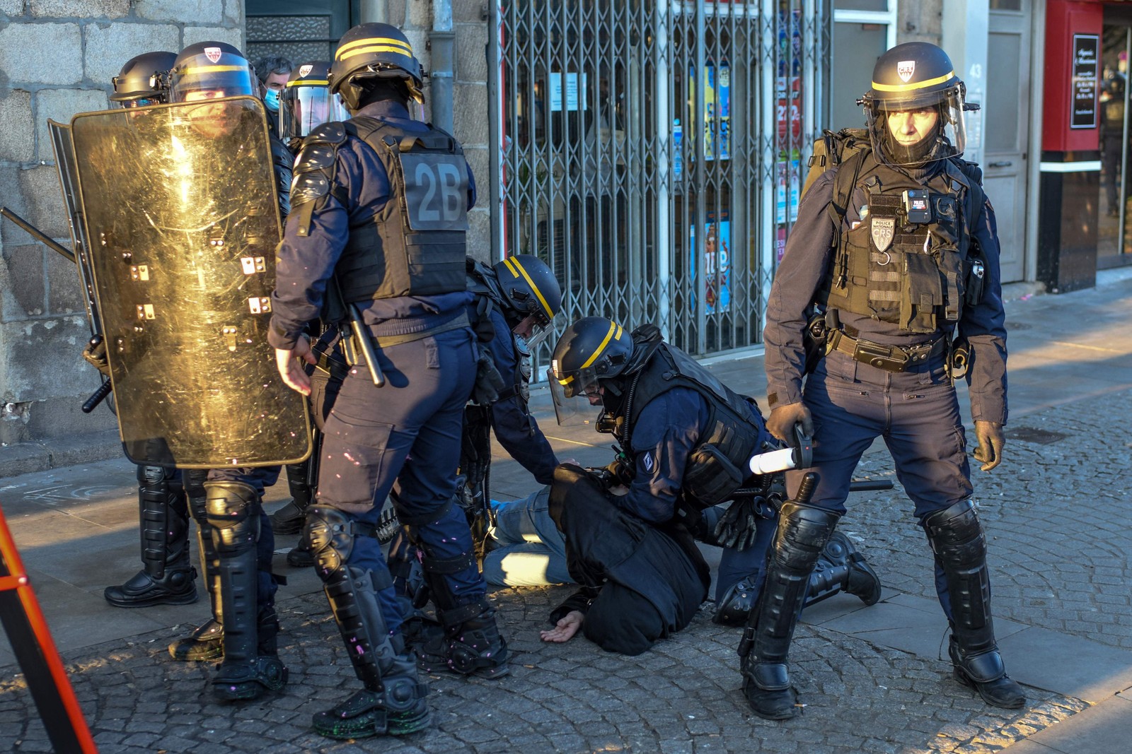 Francês é preso por policiais em manifestação contra proposta de reforma da Previdência do governo — Foto: Sebastien Salom-Gomis/AFP