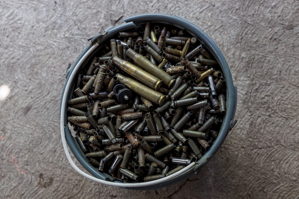 Um balde de cápsulas de bala em El Guayabo, no estado mexicano de Michoacán, no oeste do país — Foto: Adriana Zehbrauskas/The New York Times