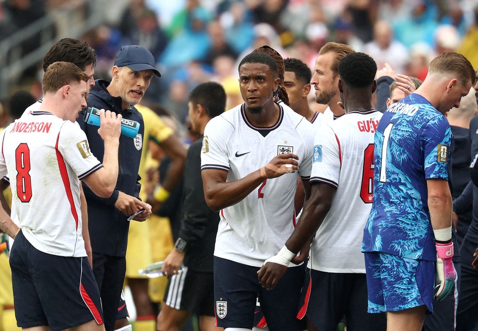Seleção da Inglaterra durante pausa para hidratação no primeiro tempo — Foto: FRANCK FIFE / AFP