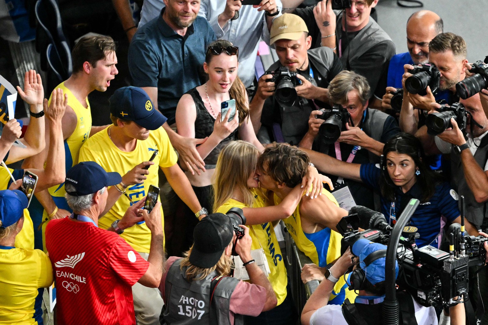 Armand Duplantis went viral when he kissed his girlfriend after his gold-winning pole vault jump — Photo: Andrej ISAKOVIC / AFP