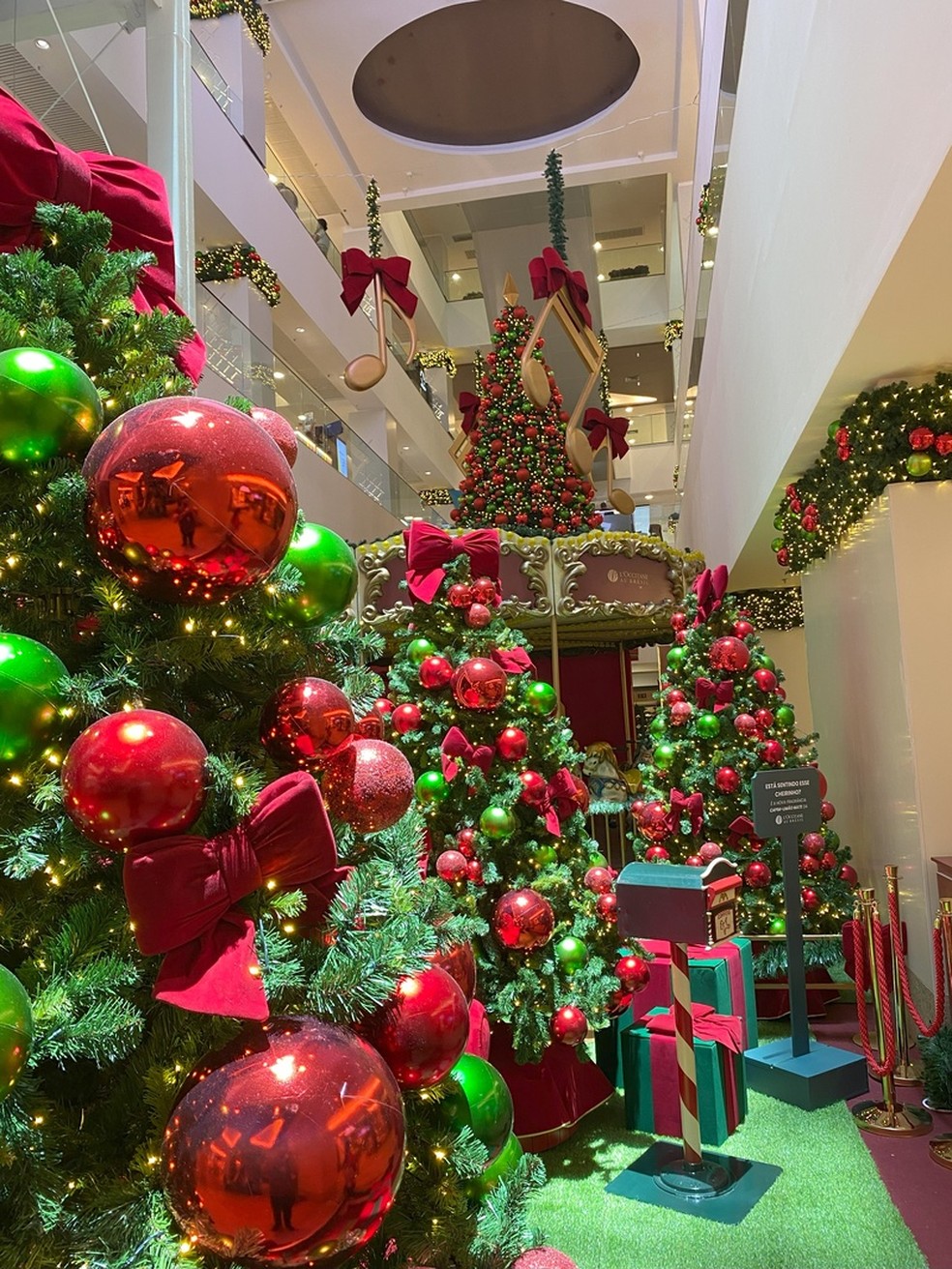 No Shopping Tijuca, a decoração “Oficina de músicas do Noel” tem como destaque um carrossel — Foto: Divulgação