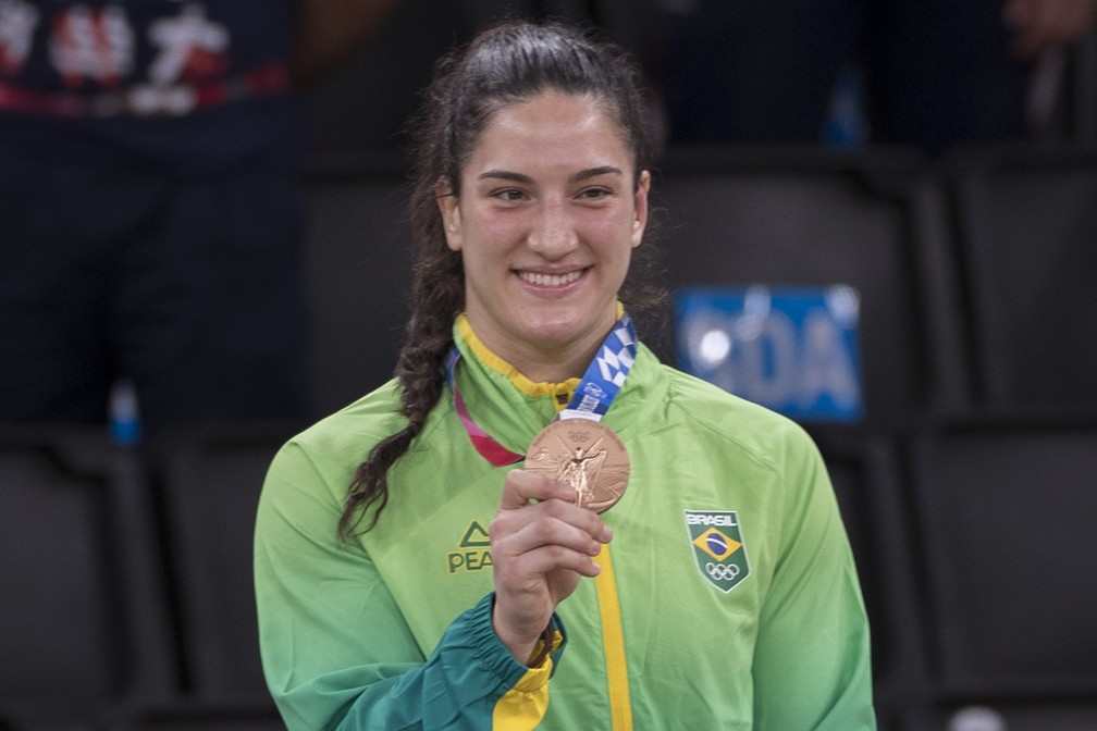 Mayra Aguiar com a medalha de bronze que ganhou na categoria até 78kg nos Jogos de Tóquio. — Foto: Júlio César Guimarães/COB