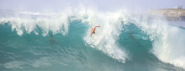 Surfista caindo em Copacabana — Foto: Rejane Lemos/Divulgação