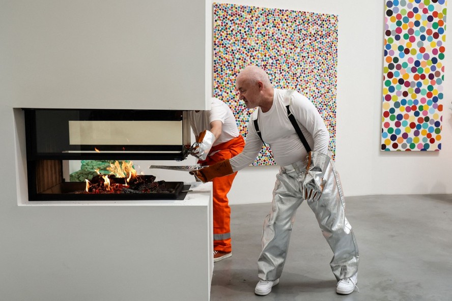 Damien Hirst queima obras de arte