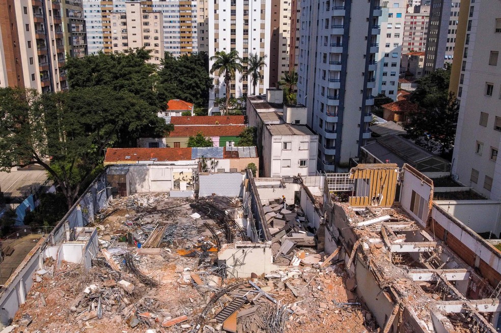 Conjunto de casas em processo de demolição em Pinheiros — Foto: Florence Goisnard/AFP