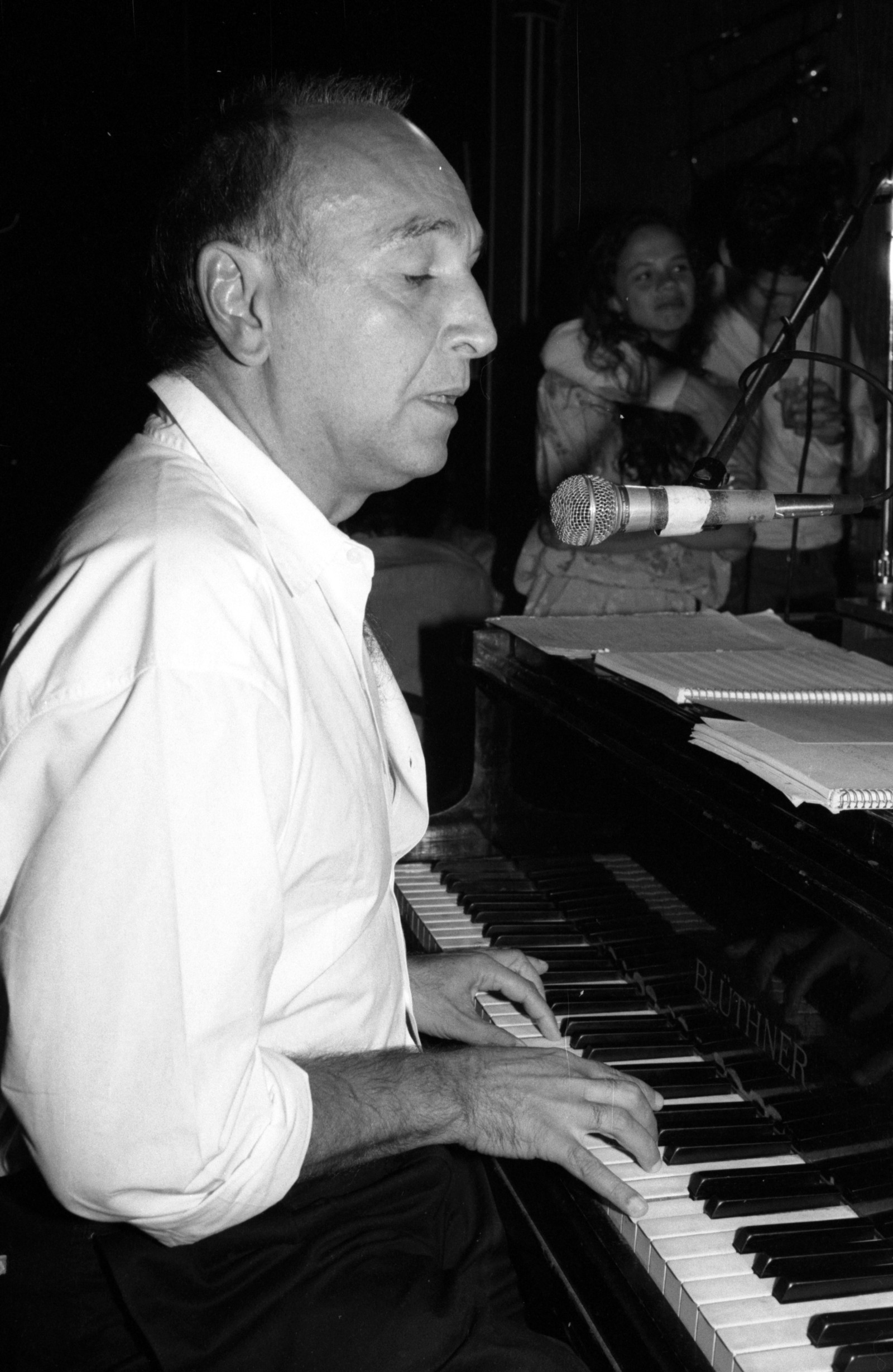 João Donato tocando piano na Boate People, em 1986. — Foto: Beth Santos / Agência O Globo