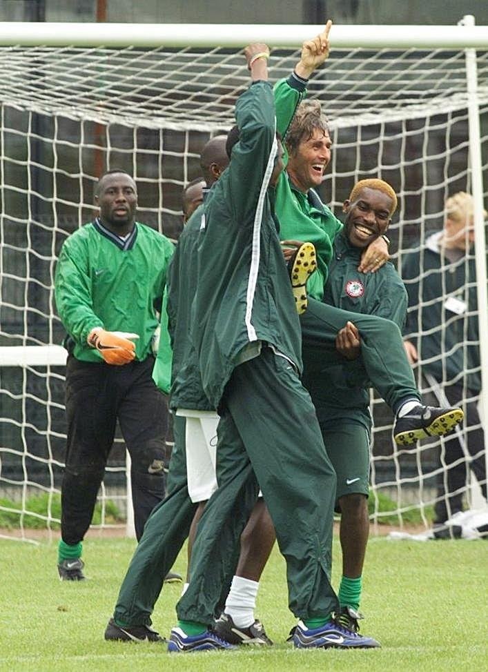 Okocha (à direita), craque da Nigéria de 1998, carrega o técnico Bora Milutinovic: foi  a primeira seleção africana a avançar duas vezes seguidas às oitavas de final — Foto: AFP