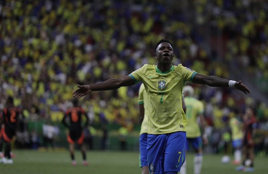 Vinícius Júnior comemora gol marcado pela seleção brasileira contra a Colômbia