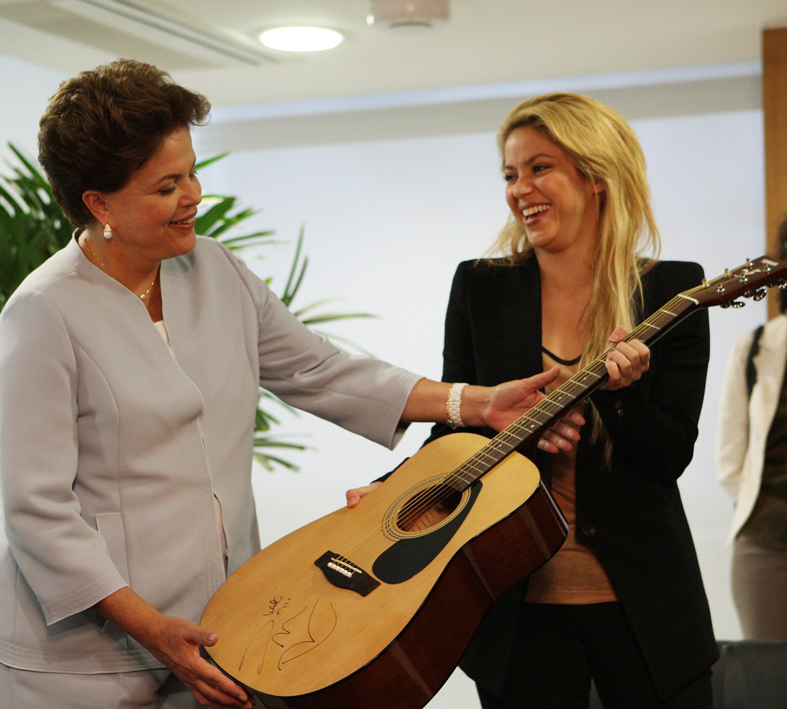 Shakira em encontro com a então presidente Dilma Rousseff, em 2011 — Foto: Gustavo Miranda