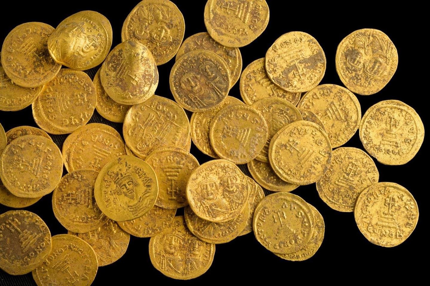 Mais de 40 moedas de ouro foram encontradas por arqueólogos da Autoridade de Antiguidades de Israel — Foto: Divulgação