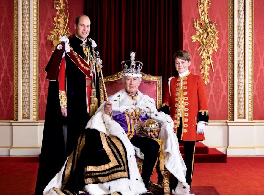 Palácio de Buckingham divulga imagem dos herdeiros da monarquia britânica: à esquerda, o príncipe William; ao centro, o rei Charles III; e à direita, o príncipe George