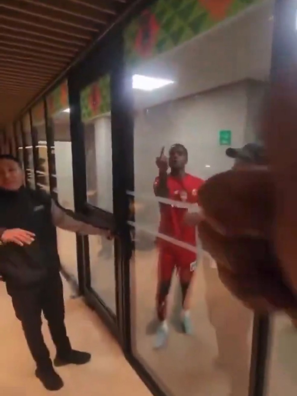 Helinho provoca funcionários do América do México — Foto: Reprodução