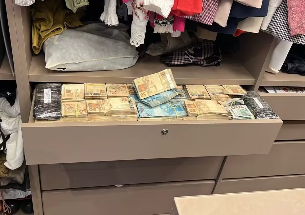 Dinheiro em espcie encontrado em gaveta de alvo da Operao Overclean - Foto: Reproduo/ Polcia Federal