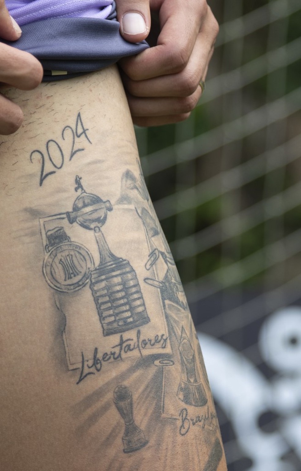 Barboza tatuou os títulos que conquistou pelo Botafogo na coxa esquerda — Foto: Alexandre Cassiano