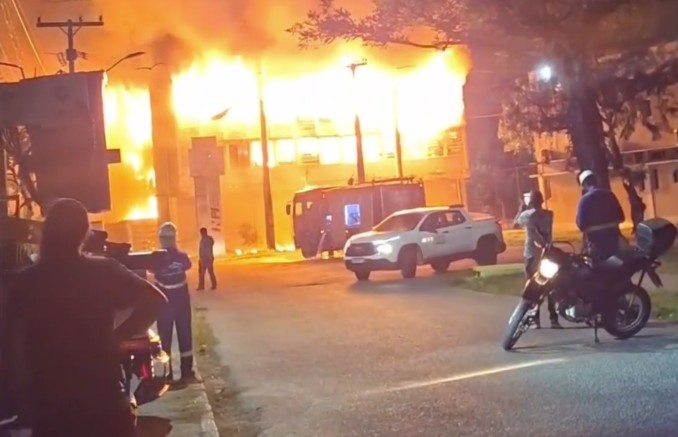 Incêndio na UFPE: Polícia Federal usa robô e drone para perícia enquanto prédio ainda corre risco de desabar - Foto