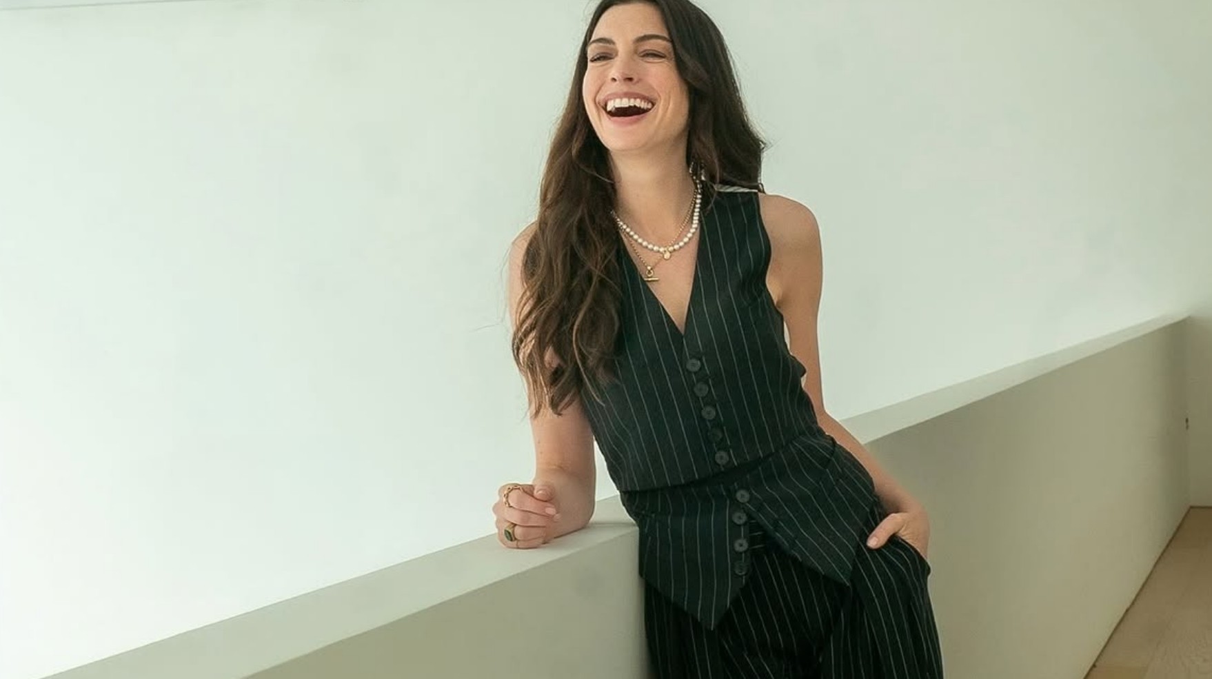 Anne Hathaway inspira debate sobre beleza: o que muda nos cuidados depois dos 40 - QTU Questões do Universo