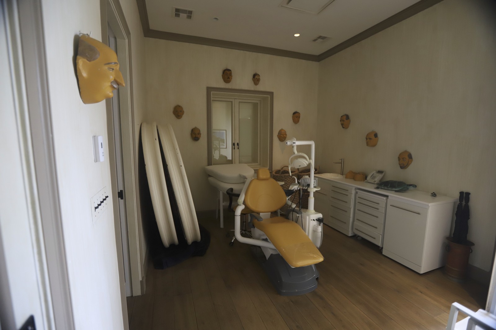 A room with masks converted into a dental clinic in Little St. James, Epstein's island, according to Democrats; Photos released December 3, 2025 – Photo: Disclosure/Attorney General of the U.S. Virgin Islands