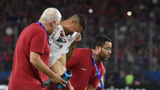 André deixa o estádio com ajuda de muletas e gera preocupação; Fluminense confirma trauma