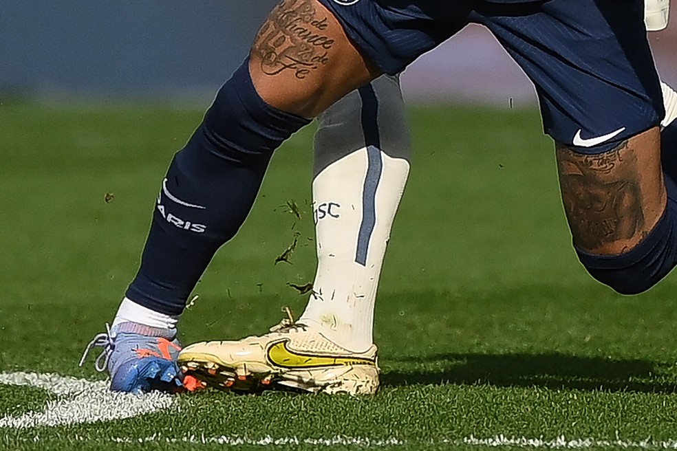 Momento em que Neymar sofre grave lesão em jogo disputado contra o Lille. O jogador terá que operar os ligamentos do tornozelo e pode ficar afastado por até 4 meses — Foto: FRANCK FIFE / AFP