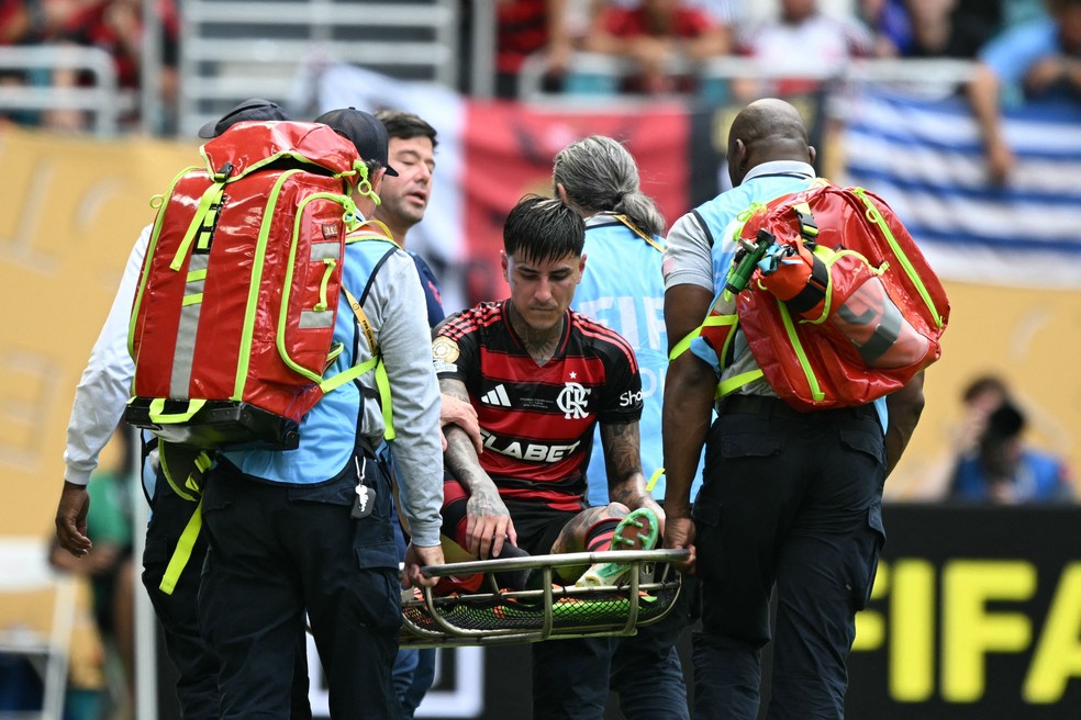 Pulgar deixa o campo na partida entre Flamengo e Bayern de Munique — Foto: CHANDAN KHANNA / AFP