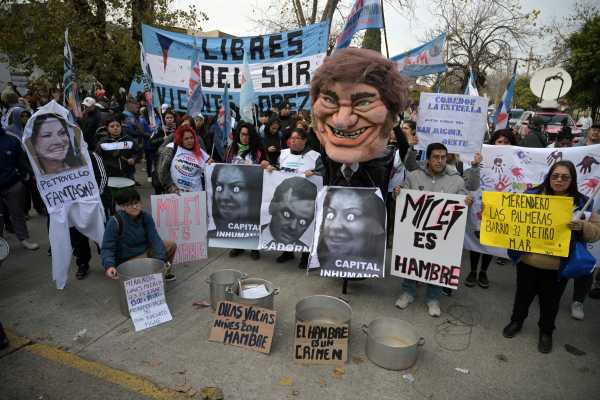 Membros de organizações sociais e refeitórios sociais realizam um protesto contra o governo do presidente Javier Milei em frente a um depósito de alimentos pertencente ao Ministério do Capital Humano.