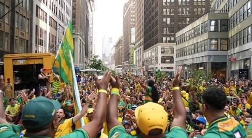 Canarinho, altinha e samba: como os brasileiros tomaram conta da Times Square na espera pela estreia da seleção na Copa